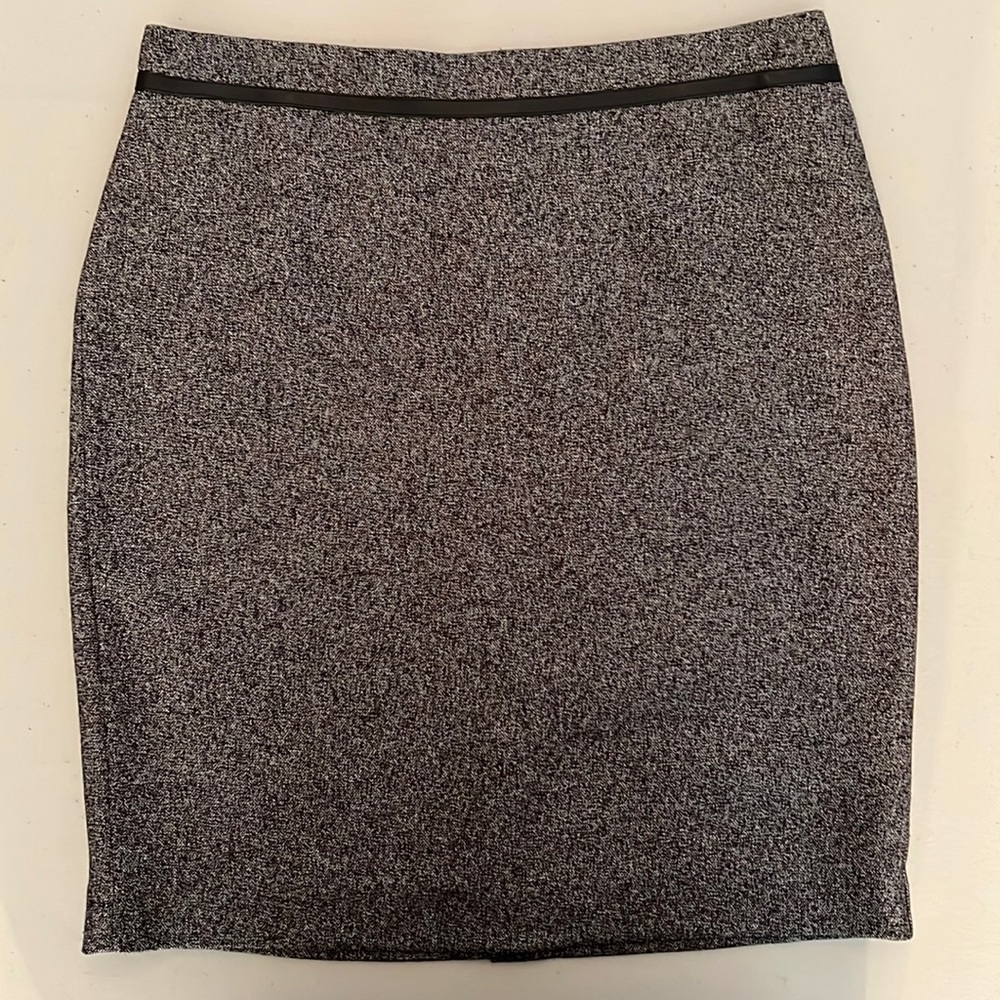 Anne Klein pencil skirt black white melange coloring w faux leather trim size 4